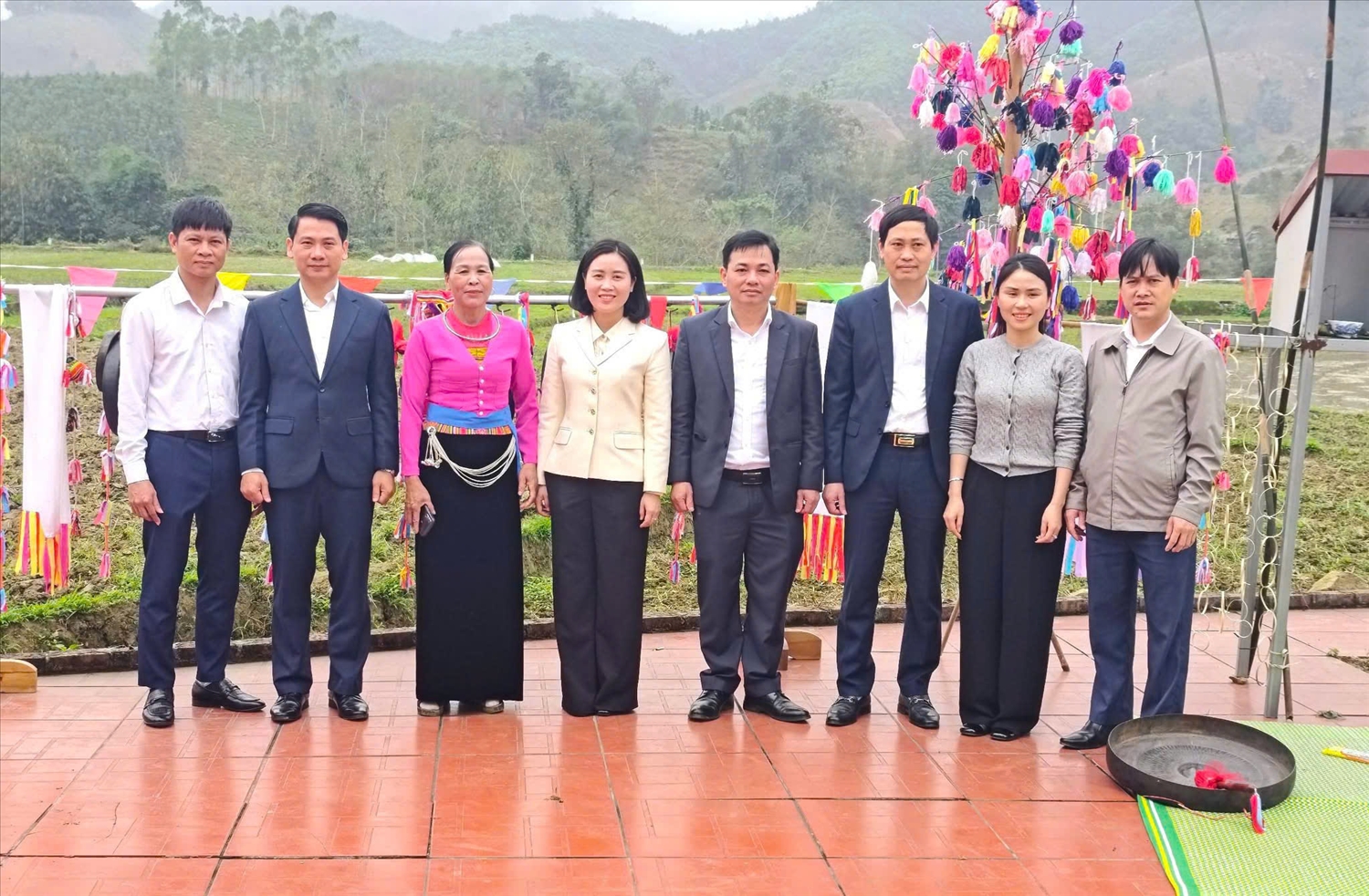 Nghệ nhân Hà Thị Tiên chụp ảnh lưu niệm cùng lãnh đạo xã Lai Đồng