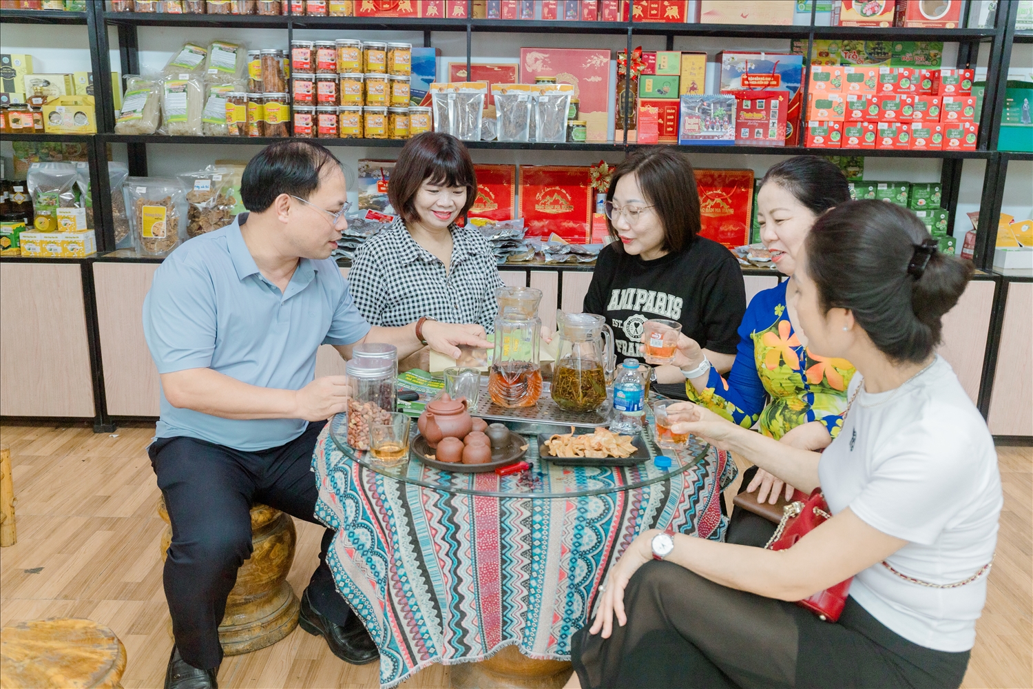 Bí thư Đảng ủy xã Nà Hang Âu Thế Thái giới thiệu các sản phẩm OCOP tiêu biểu của địa phương đến với du khách.