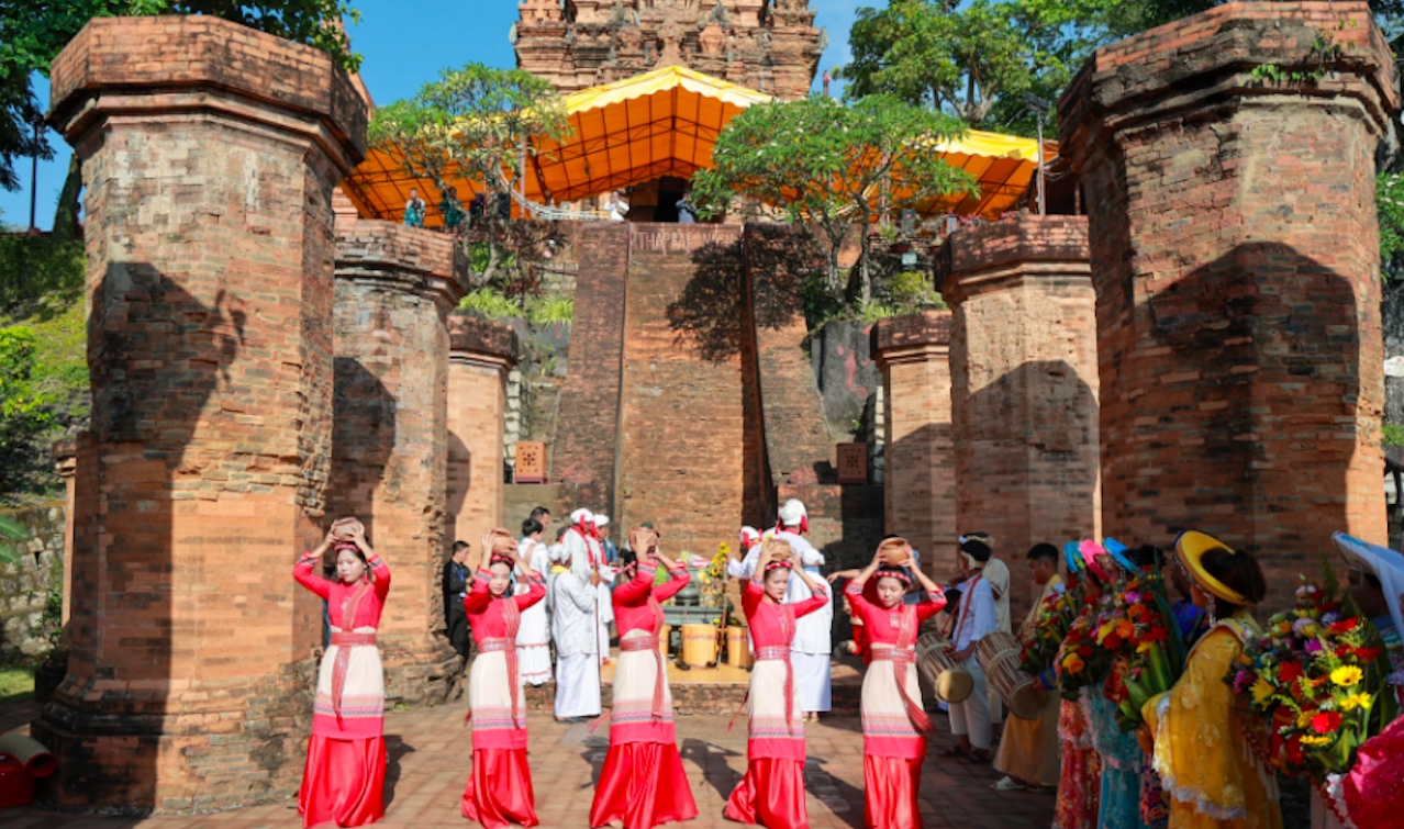 Thực hiện nghi lễ dâng nước lên Mẫu tại khu vực Mandapa. (Ảnh: T.N)