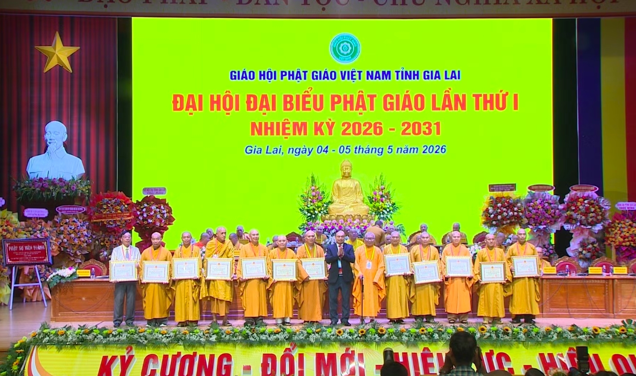 Phó Chủ tịch UBND tỉnh Gia Lai Dương Mah Tiệp (thứ 8 từ trái sang) trao bằng khen của Chủ tịch UBND tỉnh cho các tập thể, cá nhân có thành tích xuất sắc trong hoạt động phật sự, góp phần phát triển kinh tế - xã hội của tỉnh