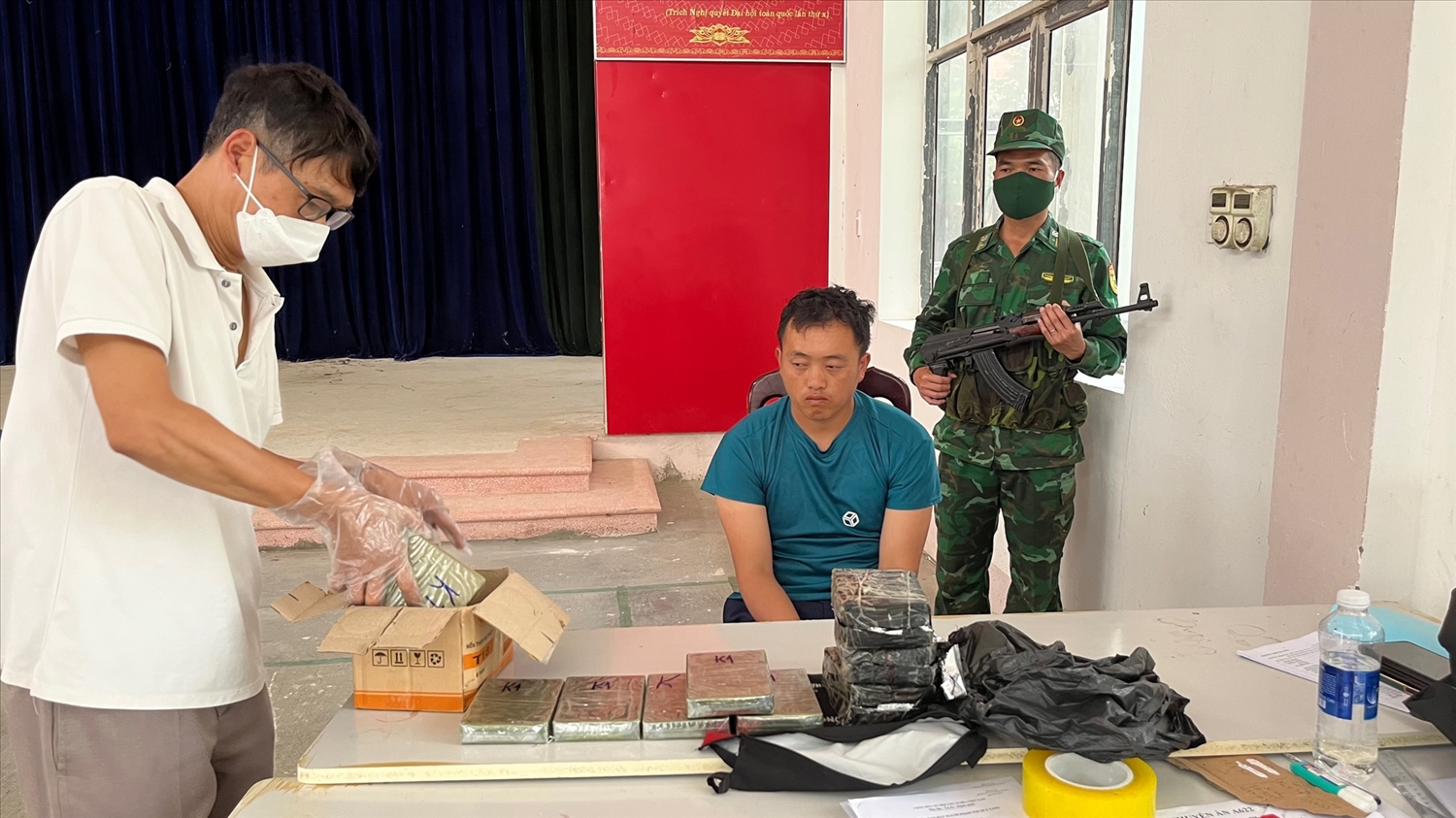 Đẩy mạnh đấu tranh triệt phá tận gốc các đường dây, tổ chức liên quan đến buôn bán ma túy (Ảnh Trọng Bảo)