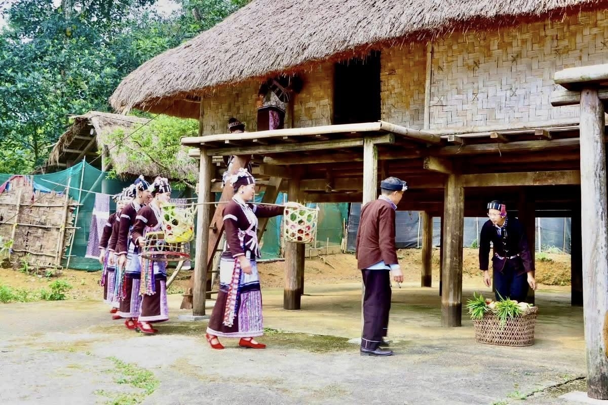 Đồng bào Lự ở bản Nậm Tăm chuẩn bị lễ vật tổ chức Lễ Sú Khon Khoài (cúng hồn trâu) tại Làng Văn hoá Du lịch các dân tộc Việt Nam