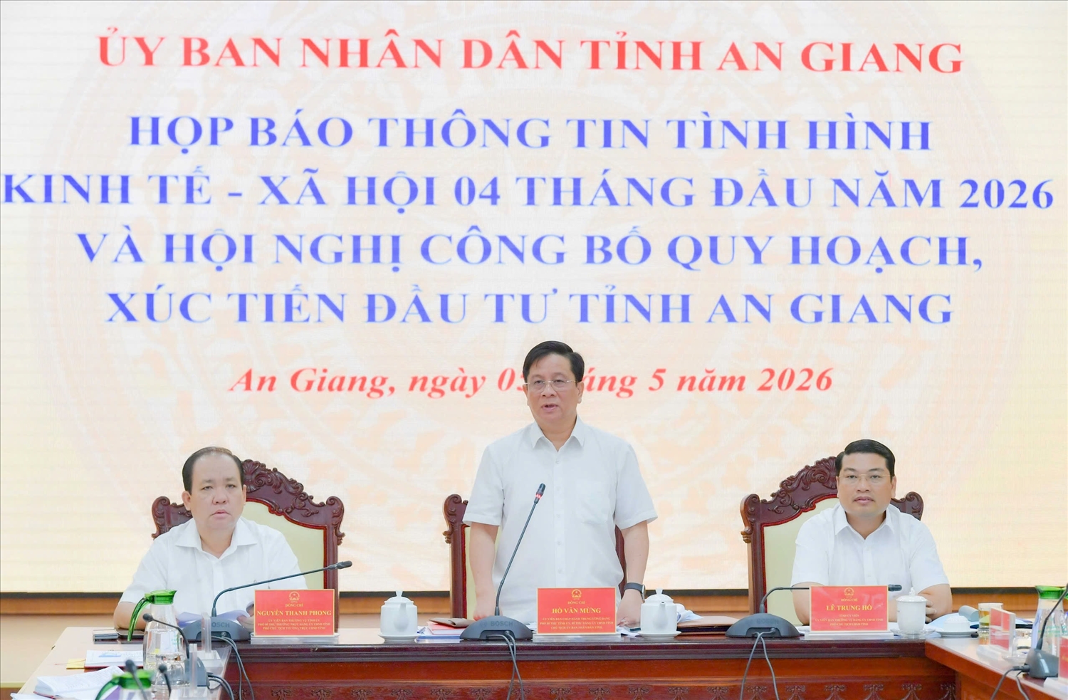 Ông Hồ Văn Mừng, Chủ tịch UBND tỉnh An Giang phát biểu tại họp báo.