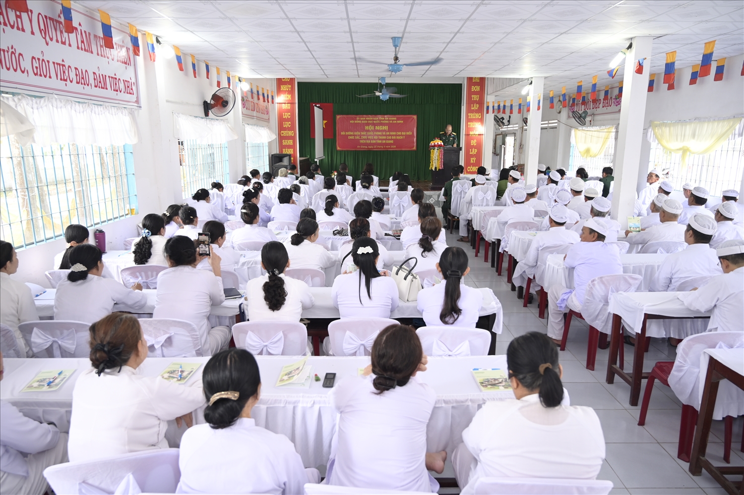 Các chức sắc, chức việc Hội Thánh Cao Đài Bạch Y trên địa bàn tỉnh An Giang tham gia lớp dưỡng kiến thức QP - AN năm 2026