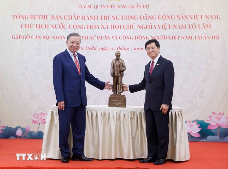 Tổng Bí thư, Chủ tịch nước Tô Lâm tặng bức tượng Chủ tịch Hồ Chí Minh cho Đại sứ quán Việt Nam tại Ấn Độ - Ảnh: TTXVN