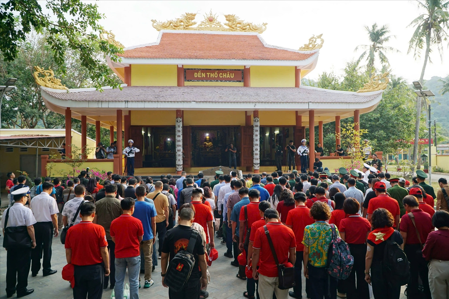 Đoàn công tác đến dâng hương, dâng hoa tại Đền thờ Thổ Châu 