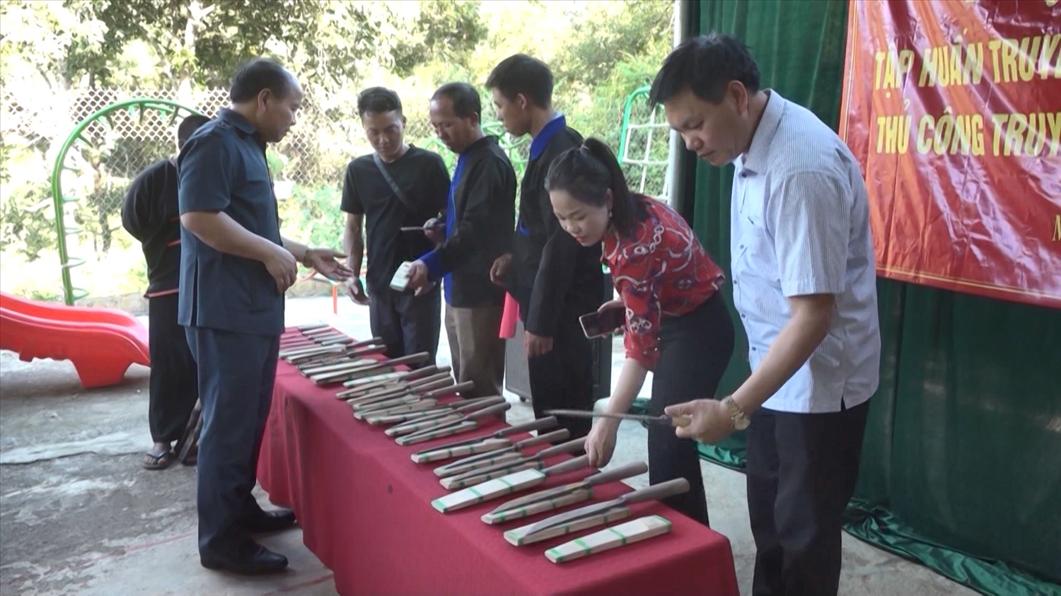 Lớp truyền dạy nghề rèn dao của người Mông được TP. Điện Biên Phủ Chương trình MTQG 1719