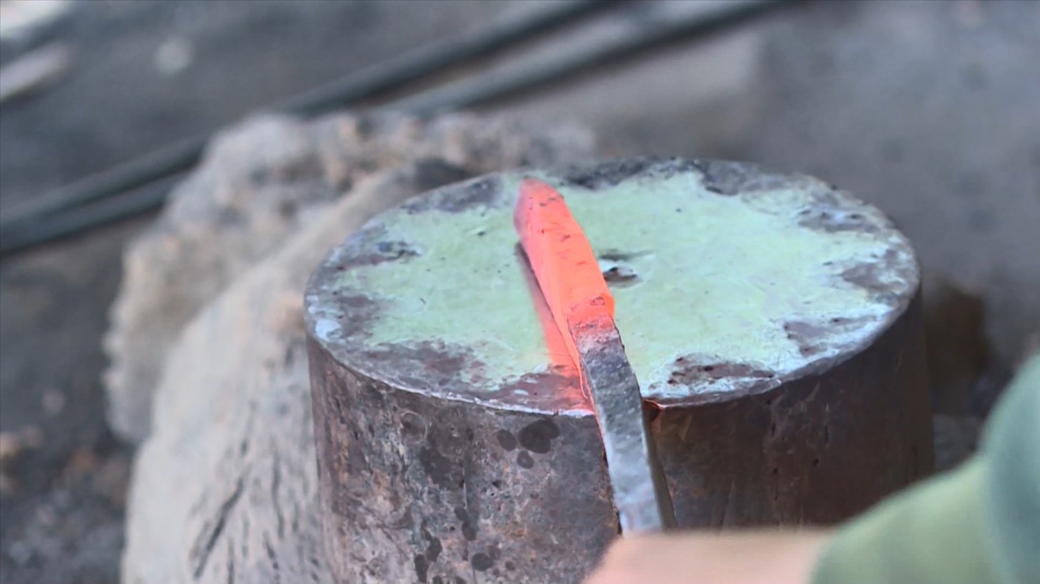 Thanh sắt phải được nung đỏ trong than củi và tán trên đe sắt