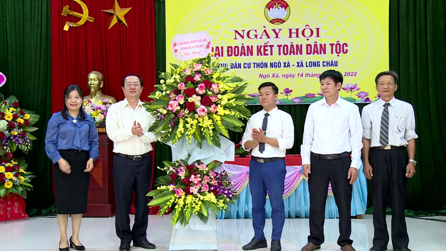 Bộ trưởng Bộ KH&CN Huỳnh Thành Đạt tặng hoa chúc mừng ngày hội Đại đoàn kết toàn dân tộc tại thôn Ngô Xá, xã Long Châu, huyện Yên Phong