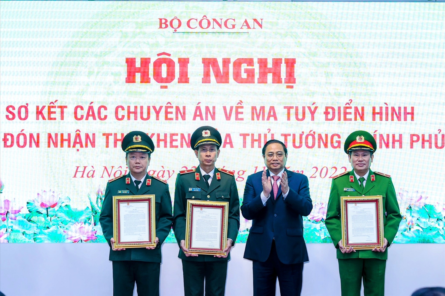Thủ tướng Phạm Minh Chính trao thư khen cho các tập thể có thành tích xuất sắc trong các chuyên án về ma túy.