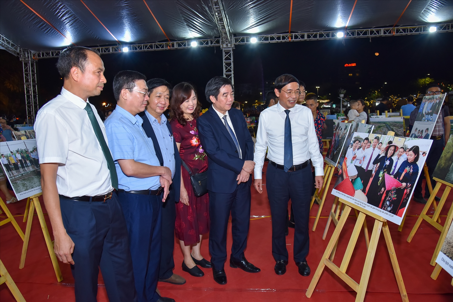 Các lãnh đạo Thành phố cùng các đại biểu tham quan triển lãm ảnh sản phẩm OCOP từng địa phương