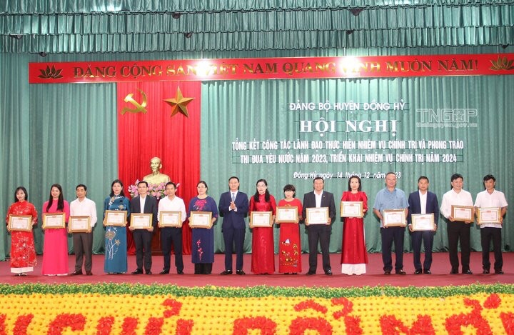 Trưởng ban Tuyên giáo Tỉnh ủy Thái Nguyên Vũ Duy Hoàng trao danh hiệu “Tập thể lao động xuất sắc” cho các đơn vị