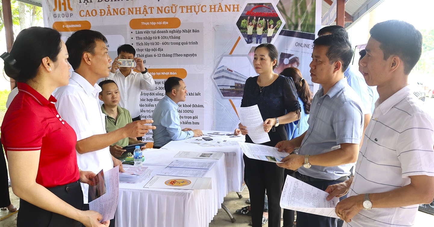 Các đại biểu dự tham quan các doanh nghiệp, các cơ sở đào tạo và Trung tâm dịch vụ việc làm tham gia Ngày hội việc làm tại xã Chiêu Yên.