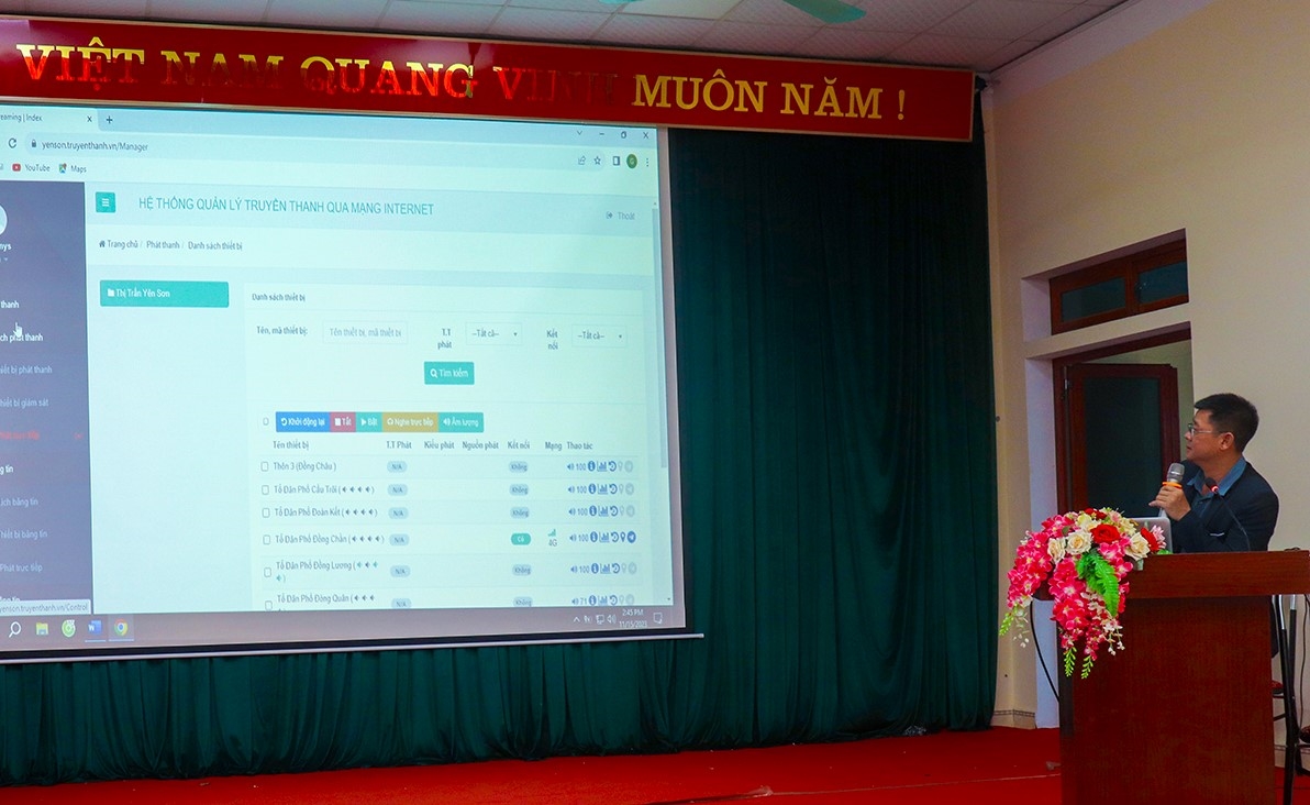 Cán bộ TTVH Yên Sơn hướng dẫn về quản lý truyền thanh qua mạng internet.