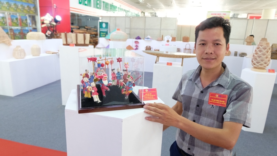 Nghệ nhân Đặng Văn Hậu bên sản phẩm "Bộ rước đèn Trung thu" đã đạt giải Đặc biệt