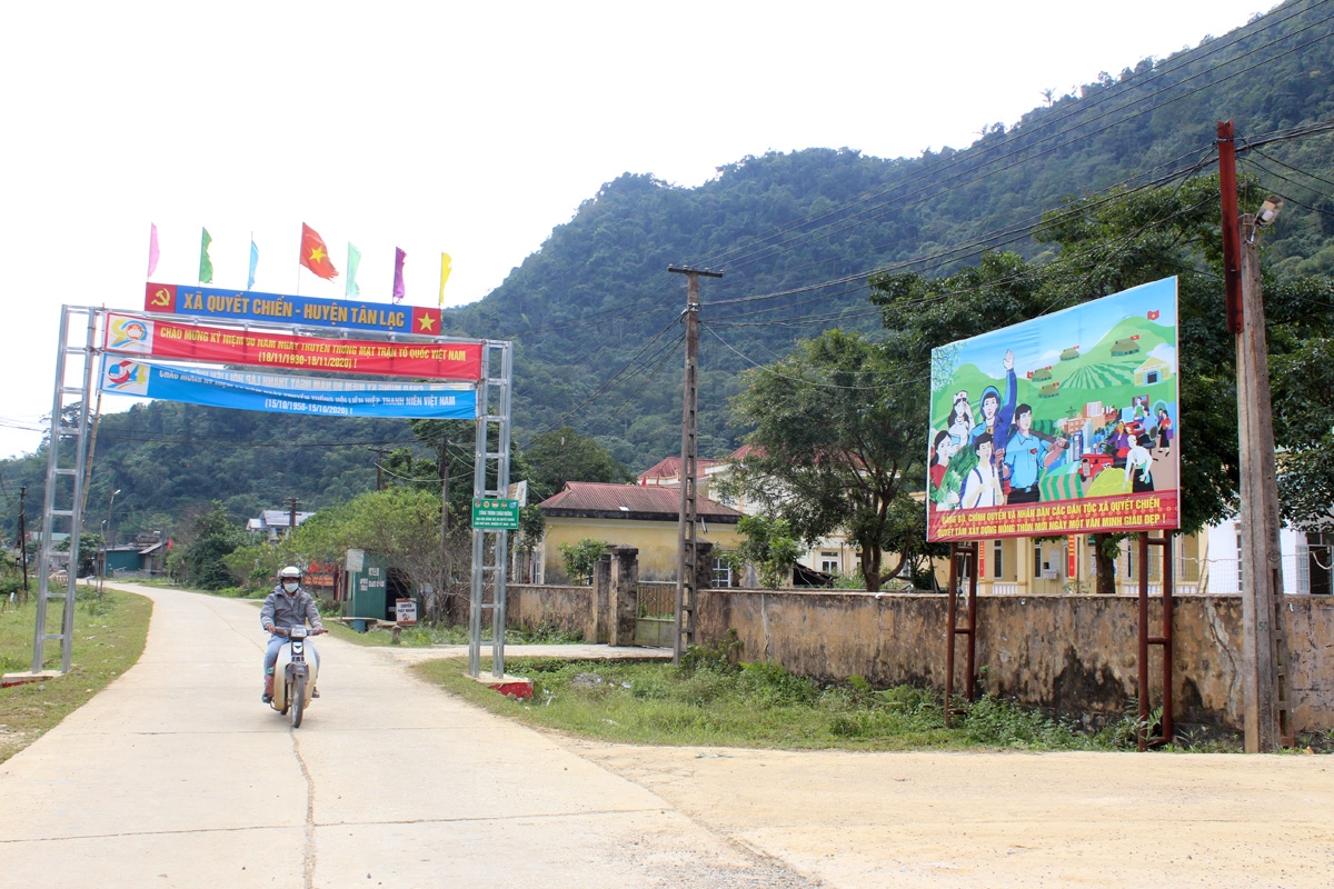 Hệ thống đường giao thông nông thôn tại xã nông thôn mới Quyết Chiến, huyện Tân Lạc hôm nay. (Ảnh DL)