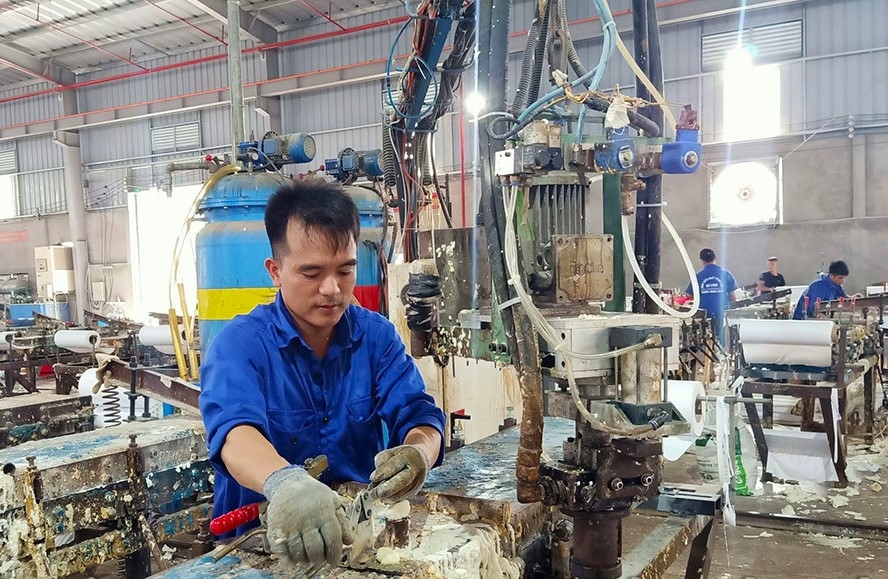 Công ty CP đầu tư thương mại Hà Linh (Cụm công nghiệp Phú Thành II, Lạc Thủy) giải quyết việc làm cho nhiều lao động địa phương.