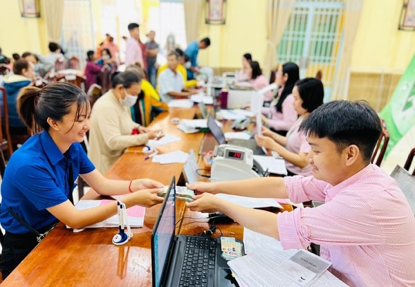Phòng giao dịch NHCSXH huyện Bình Chánh (TPHCM) giải ngân nguồn vốn ưu đãi cho các đối tượng chính sách tại xã An Phú Tây