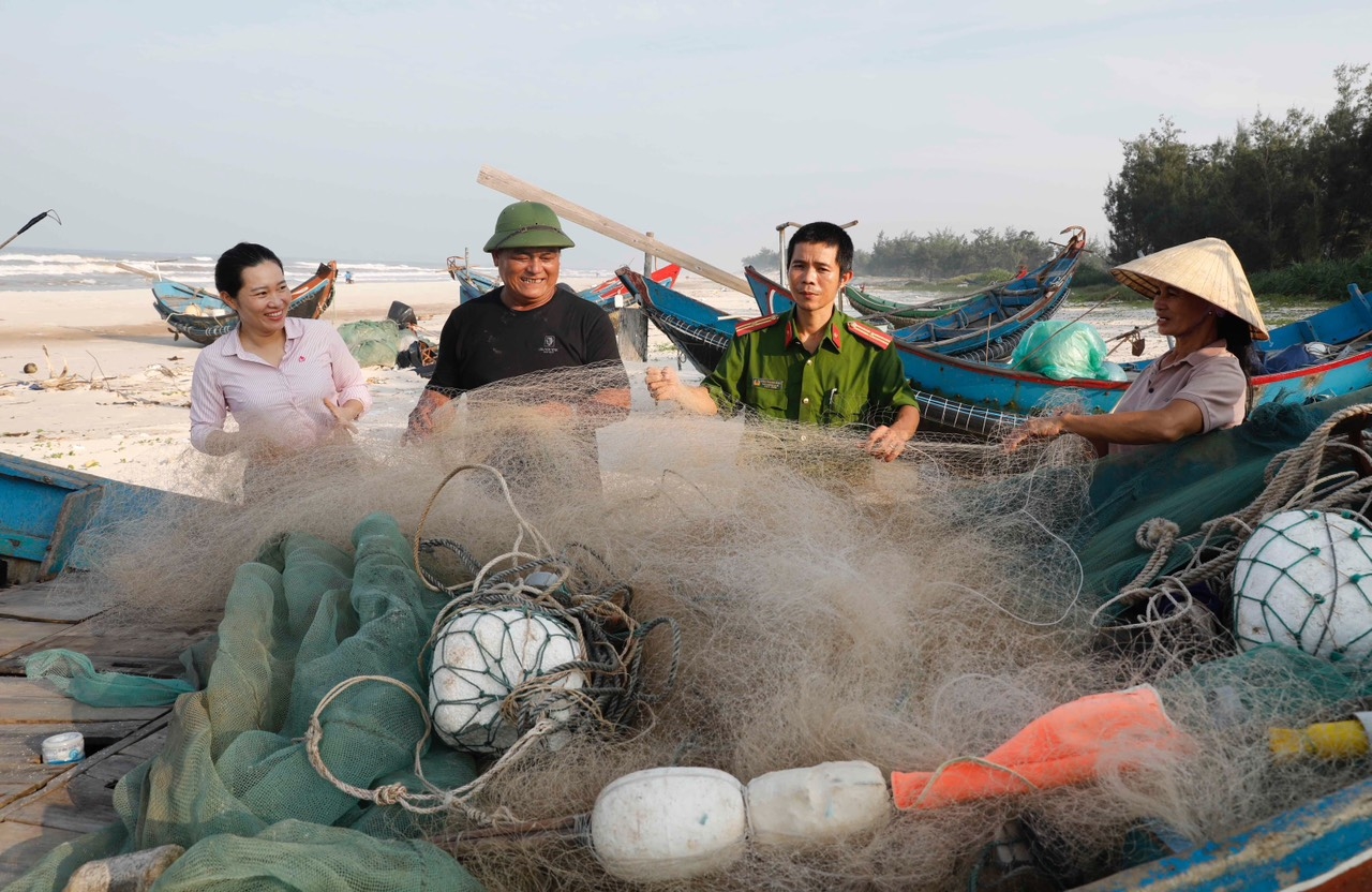 Vợ chồng ông Lê Văn Bình ở xã Ngư Thuỷ, huyện Lệ Thủy vui mừng khoe với cán bộ NHCSXH huyện và Công an xã khi nhận được 100 triệu đồng tiền vay về mua ngay ngư lưới cụ, phục vụ đánh bắt hải sản