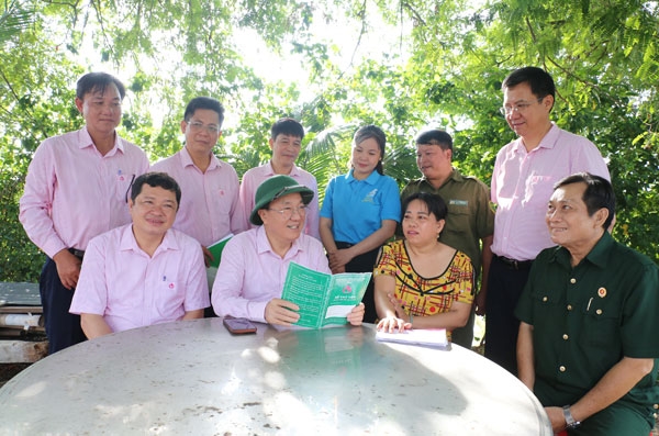 Đoàn công tác kiểm tra một số hộ vay vốn tại xã Phước Tân Hưng, huyện Châu Thành
