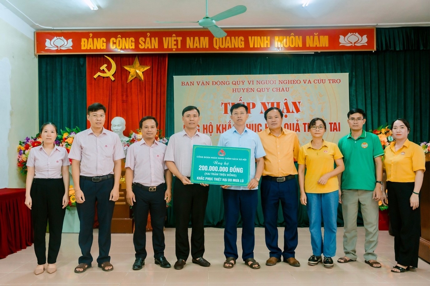 Công đoàn NHCSXH hỗ trợ 200 triệu đồng cho người dân tại huyện Quỳ Châu 