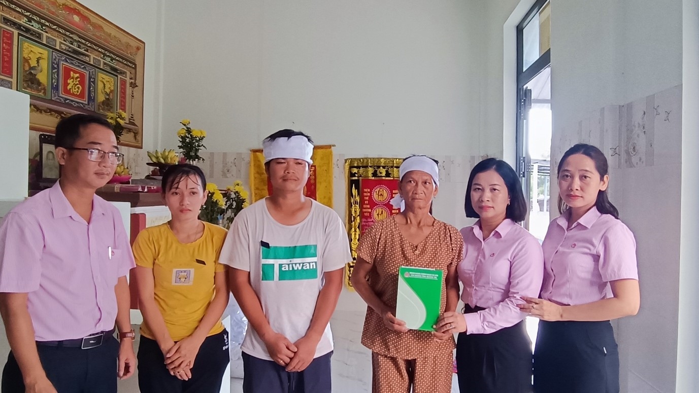 Công đoàn cơ sở NHCSXH tỉnh Quảng Trị thăm hỏi gia đình có thân nhân mất trên địa bàn xã Triệu Ái, huyện Triệu Phong