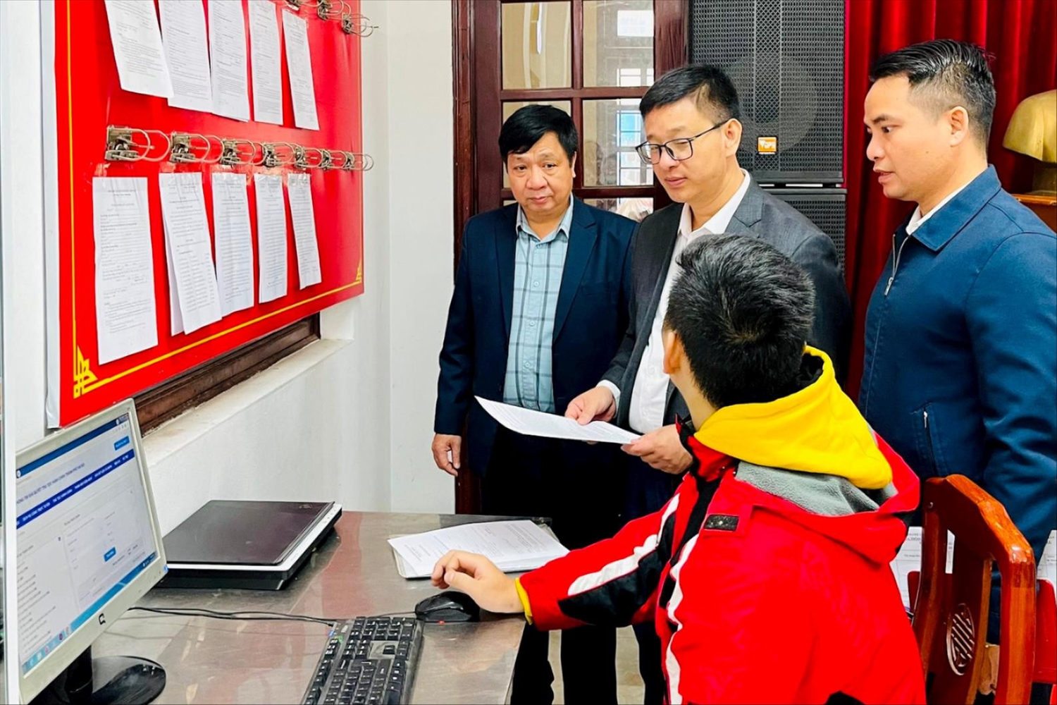 Đoàn thẩm định nông thôn mới thành phố kiểm tra tại Điểm giải quyết thủ tục hành chính nhà văn hoá thôn ở xã Tân Triều.