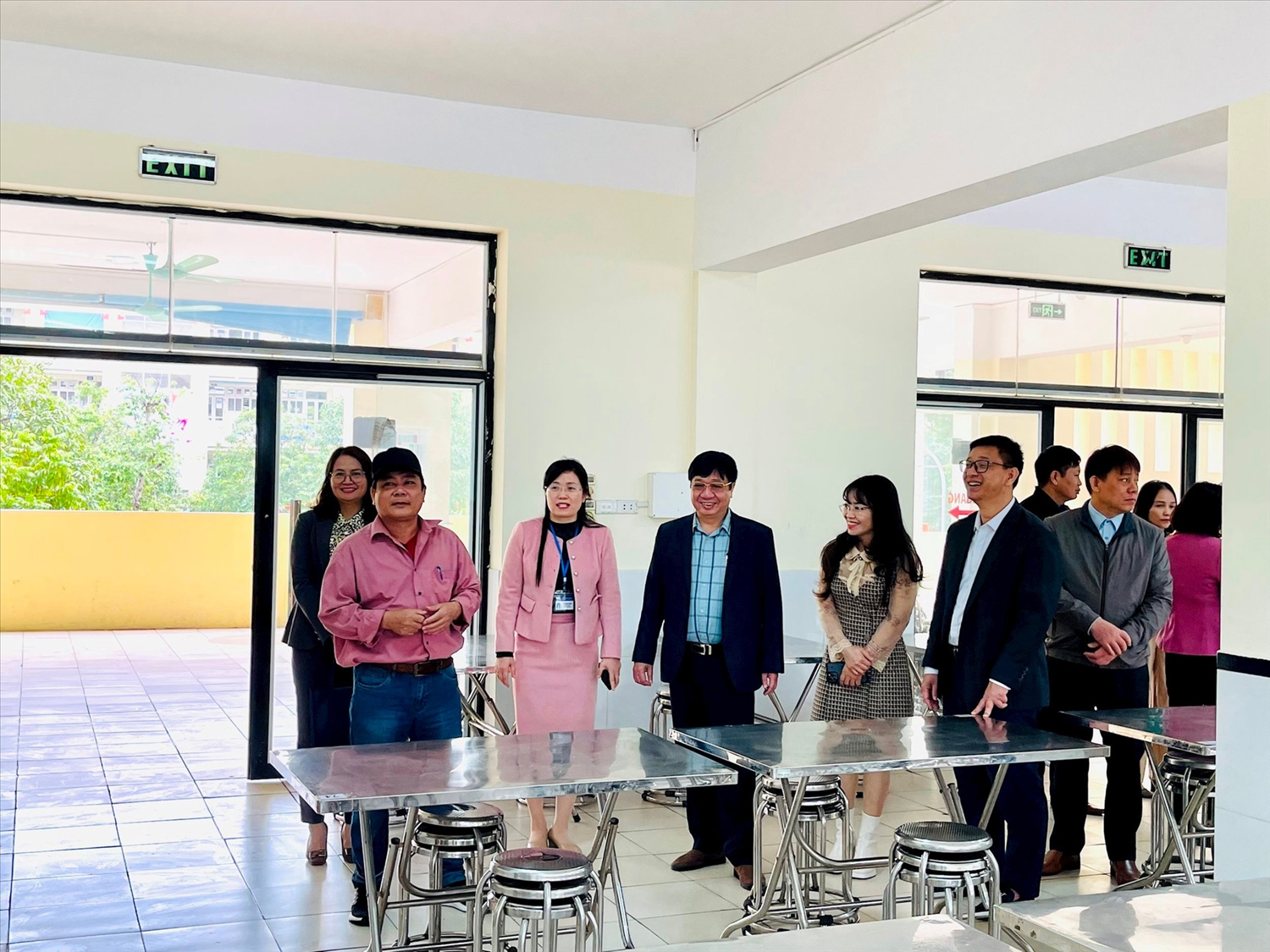 Đoàn thẩm định NTM thành phố kiểm tra các tiêu chí trường học tại Trường THCS Thanh Liệt.