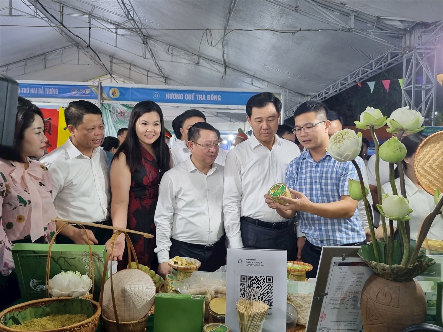 Các đại biểu tham quan gian hàng giới thiệu sản phẩm OCOP của huyện Mê Linh