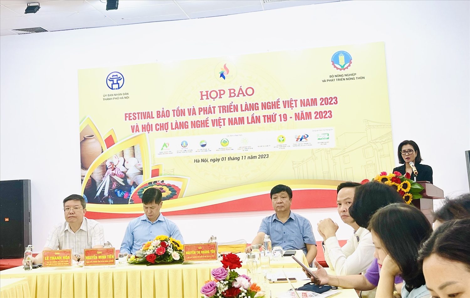 Các Đại biểu tham dự buổi Họp báo thông tin về Festival bảo tổn và phát triển làng nghề Việt Nam năm 2023