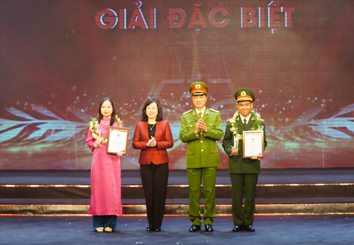 Trung tướng Nguyễn Duy Ngọc, Thứ trưởng Bộ Công an và Bộ trưởng Bộ Y tế Đào Hồng Lan trao giải đặc biệt cho cá nhân có tác phẩm xuất sắc.