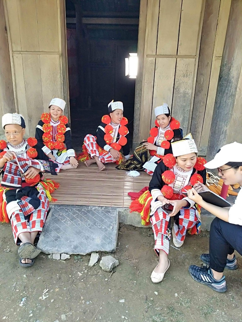 Các hộ gia đình ở thôn Bản Ba 2, xã Trung Hà tham gia lớp dạy nghề thêu truyền thống dân tộc Dao đỏ.