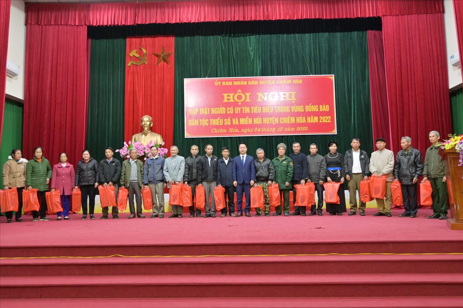 Ông Vũ Đình Tân, Phó Chủ tịch UBND huyện Chiêm Hóa tặng quà Người có uy tín trong đồng bào DTTS trên địa bàn huyện 