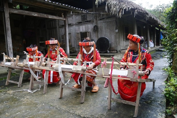 Lớp dệt thổ cẩm được duy trì thường xuyên như một sản phẩm du lịch của cộng đồng người Pà Thẻn ở Lâm Bình, Tuyên Quang. 