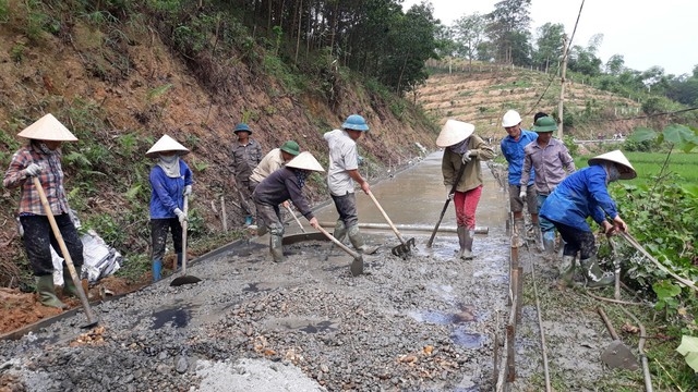 2. Người dân chung tay làm đường ở nông thôn miền núi tỉnh Tuyên Quang