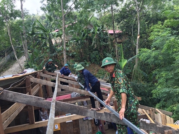 Cán bộ, sĩ quan Ban Chỉ huy Quân sự huyện Pác Nặm giúp người dân Sửa chữa lại nhà ở sau thiên tai.