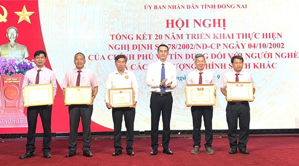 Phó Tổng Giám đốc NHCSXH Nguyễn Đức Hải khen thưởng cho cá nhân, tập thể của tỉnh Đồng Nai