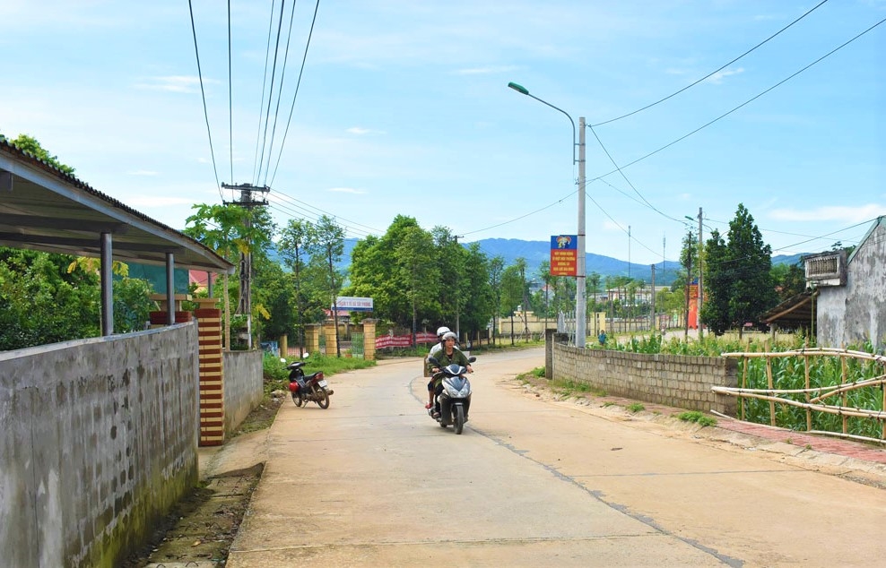 Thực hiện các Chương trình mục tiêu quốc gia đã góp phần nâng cấp hệ thống giao thông liên xóm tại Tây Phong (Cao Phong)