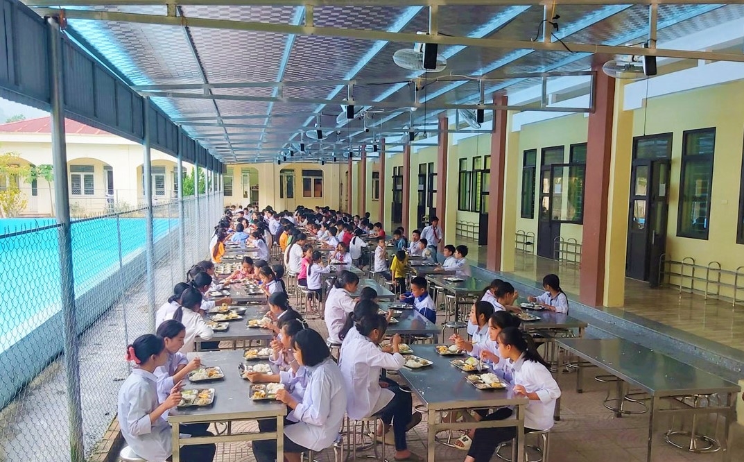 Trường phổ thông dân tộc bán trú TH&THCS Lạc Sỹ (Yên Thủy) được quan tâm đầu tư cơ sở vật chất, góp phần nâng cao chất lượng giáo dục.