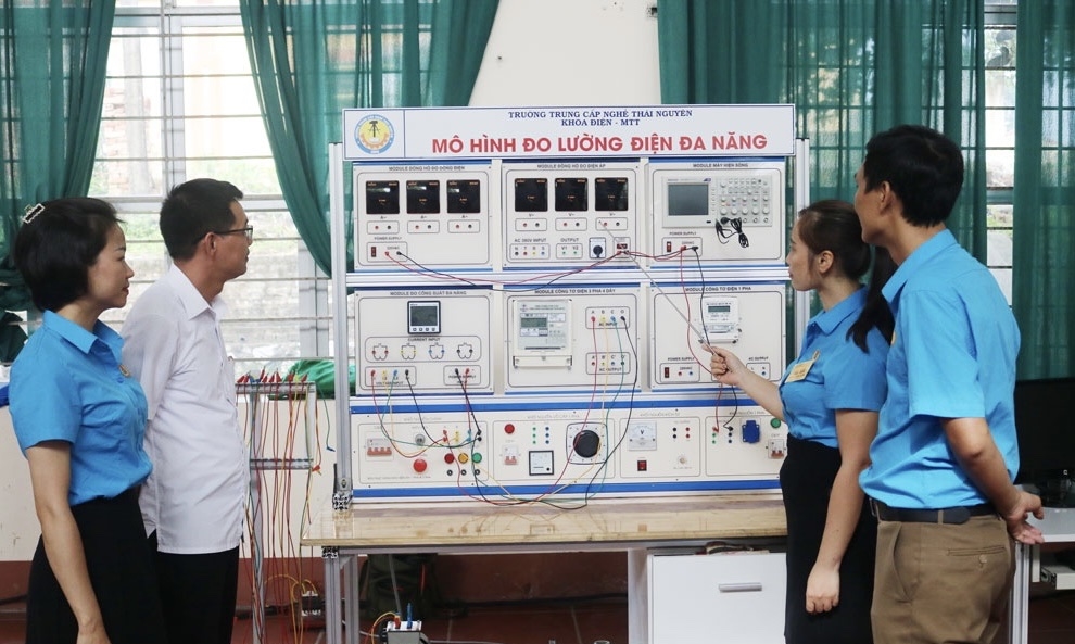 Cán bộ, giáo viên Trường Trung cấp nghề Thái Nguyên chia sẻ kinh nghiệm giảng dạy trên mô hình đo lường điện đa năng.