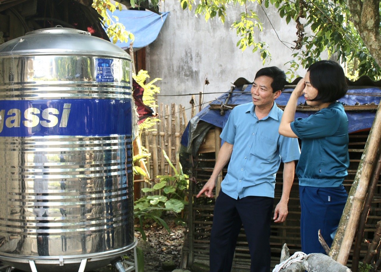 Ông Vũ Thăng Long – Trưởng phòng dân tộc huyện Phú Lương kiểm tra các hộ gia đình được hỗ trợ Téc nước ở xã Yên Ninh, huyện Phú Lương, tỉnh Thái Nguyên.