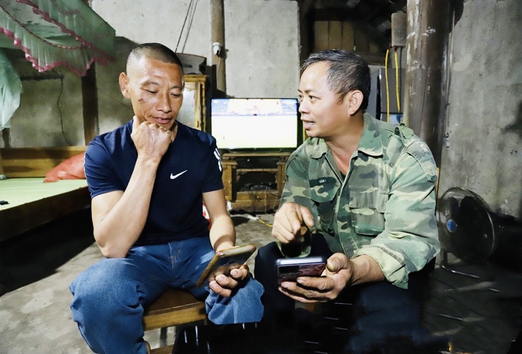 Thành viên Tổ công nghệ số cộng đồng xóm Ba Nhất (xã Phú Thượng, Võ Nhai) hướng dẫn người dân sử dụng mã QR.