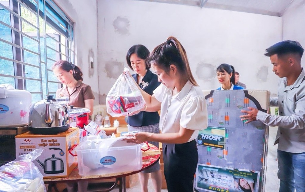 Các thành viên của mô hình “Địa chỉ tin cậy tại cộng đồng” ở xã Quang Sơn (Đồng Hỷ) tiếp nhận, sắp xếp các vật dụng được hỗ trợ cho mô hình