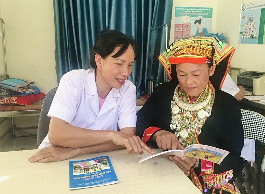 Cán bộ phụ trách công tác dân số của Trạm Y tế xã Cây Thị (Đồng Hỷ) tuyên truyền về kế hoạch hóa gia đình, sức khỏe sinh sản cho người dân.