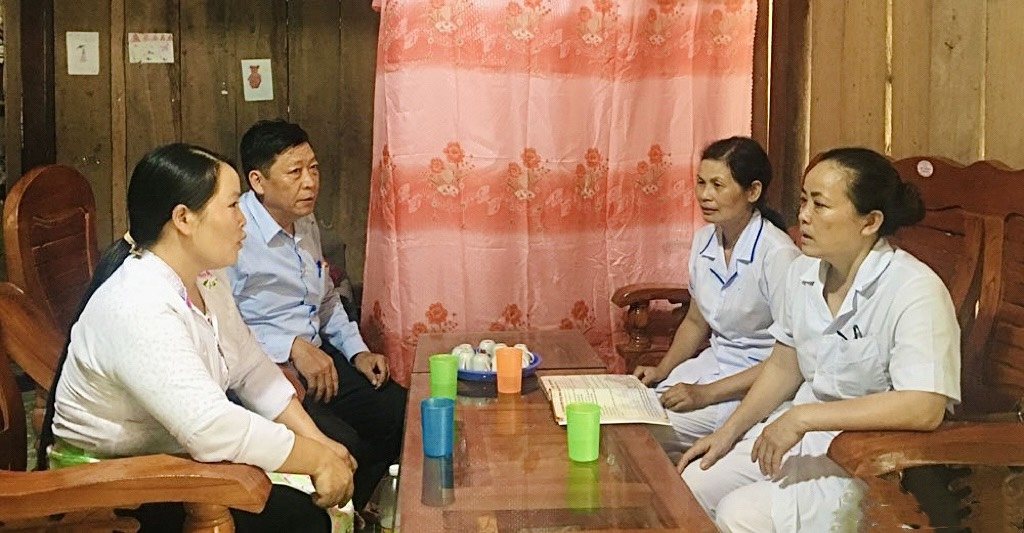Cán bộ Trạm Y tế xã Tân Long (Đồng Hỷ) tuyên truyền chính sách, pháp luật dân số tại một gia đình người dân tộc Mông ở bản Lân Quan.
