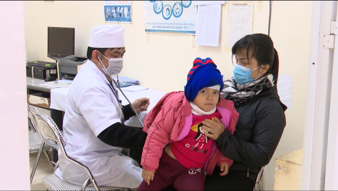 Bác sỹ của Trạm y tế xã Điềm Mặc khám bệnh, chăm sóc sức khoẻ cho trẻ em người dân tộc thiểu số trên địa bàn xã Điềm Mặc, huyện Định Hóa, tỉnh Thái Nguyên.