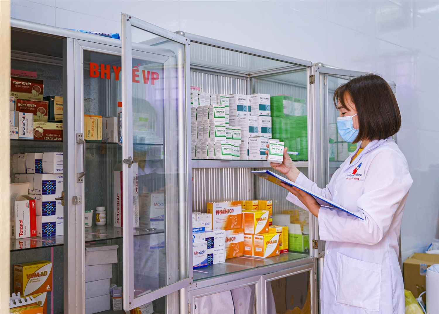 Quầy thuốc tại TYT xã Hợp Thịnh, huyện Tam Dương có đầy đủ các danh mục thuốc, sẵn sàng phục vụ bệnh nhân.