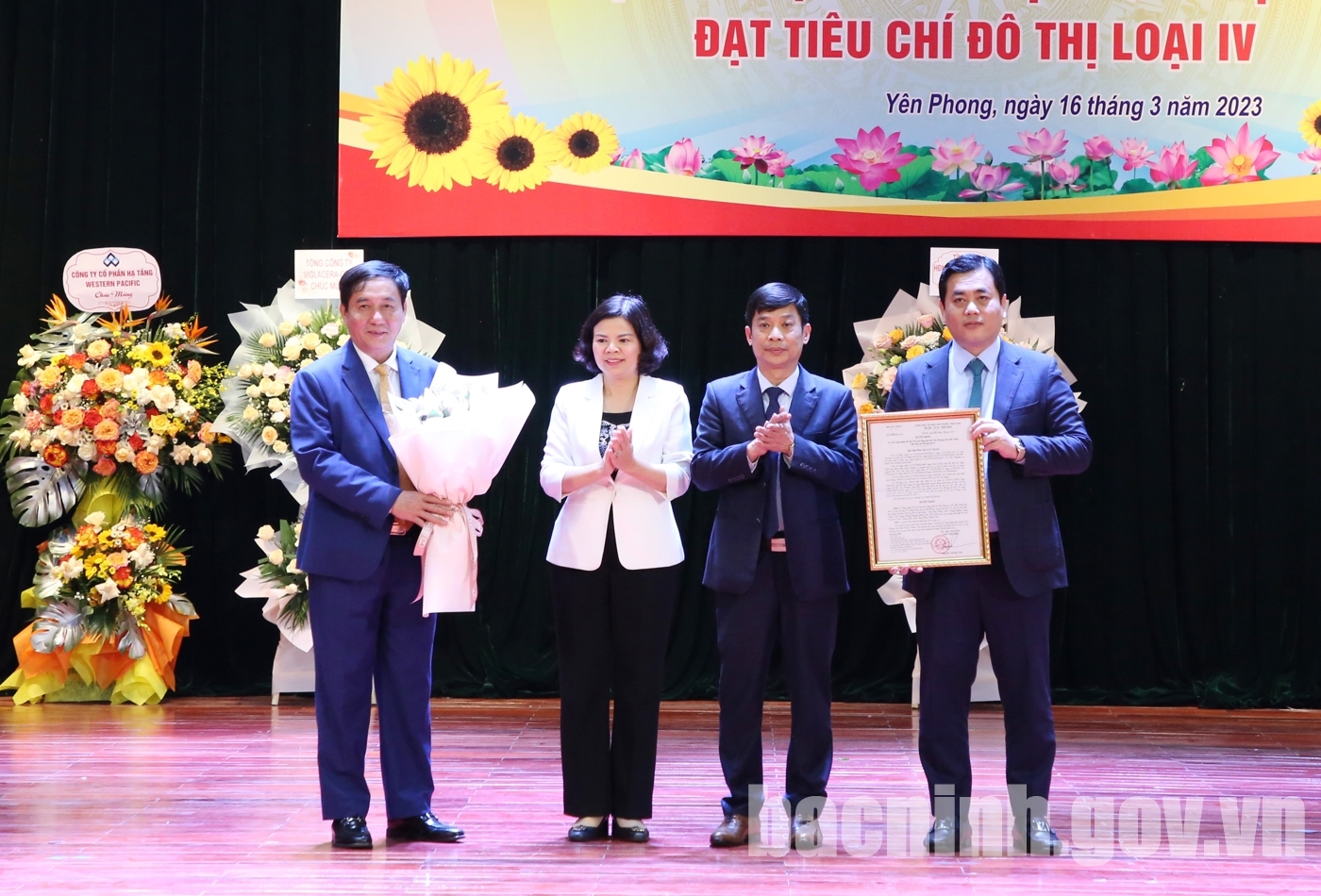 Chủ tịch UBND tỉnh Nguyễn Hương Giang trao Quyết định công nhận đô thị Chờ mở rộng (Đô thị Yên Phong) đạt tiêu chí đô thị loại IV (Ảnh: bacninh.gov.vn).