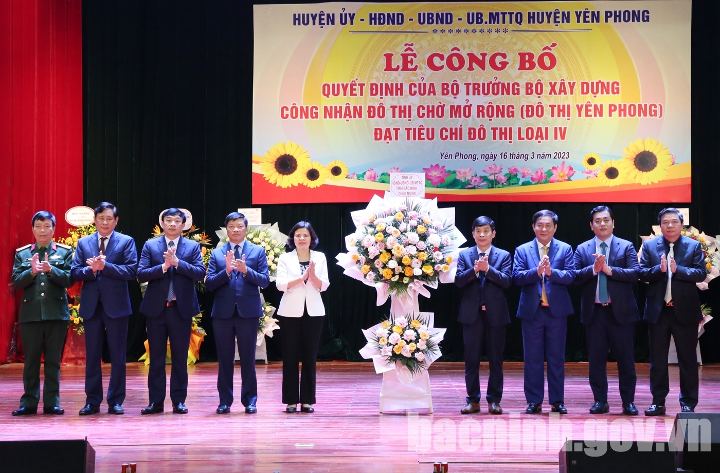 Các đồng chí lãnh đạo tỉnh tặng hoa chúc mừng huyện Yên Phong (Ảnh: bacninh.gov.vn).