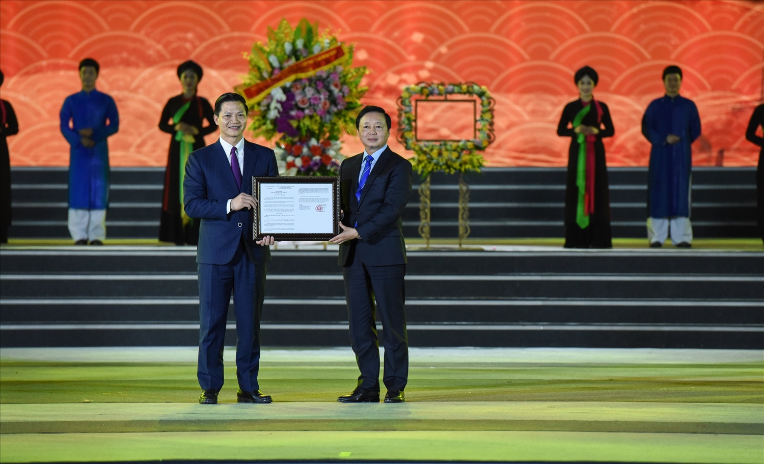 Phó Thủ tướng Trần Hồng Hà trao Quyết định công nhận Bảo vật Quốc gia đối với 3 hiện vật của tỉnh Bắc Ninh vừa được công nhận đợt 11, năm 2022.